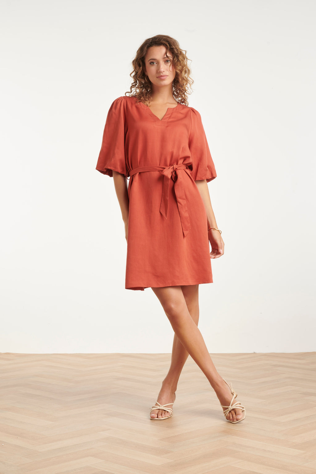 Robe élégante unie avec ceinture à nouer | Brique