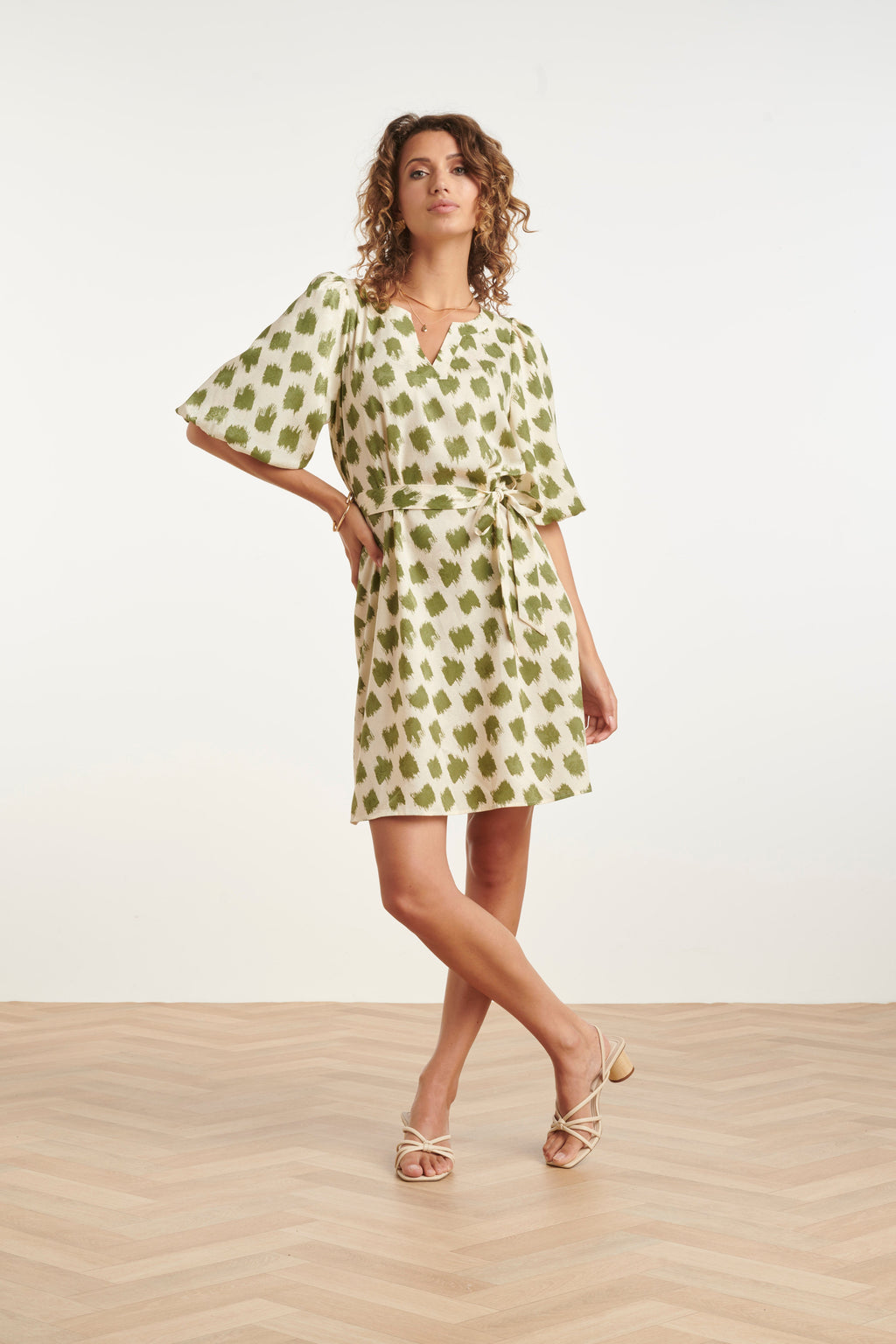 Robe avec imprimé animalier abstrait vert et ceinture | Vert armée - Blanc cassé