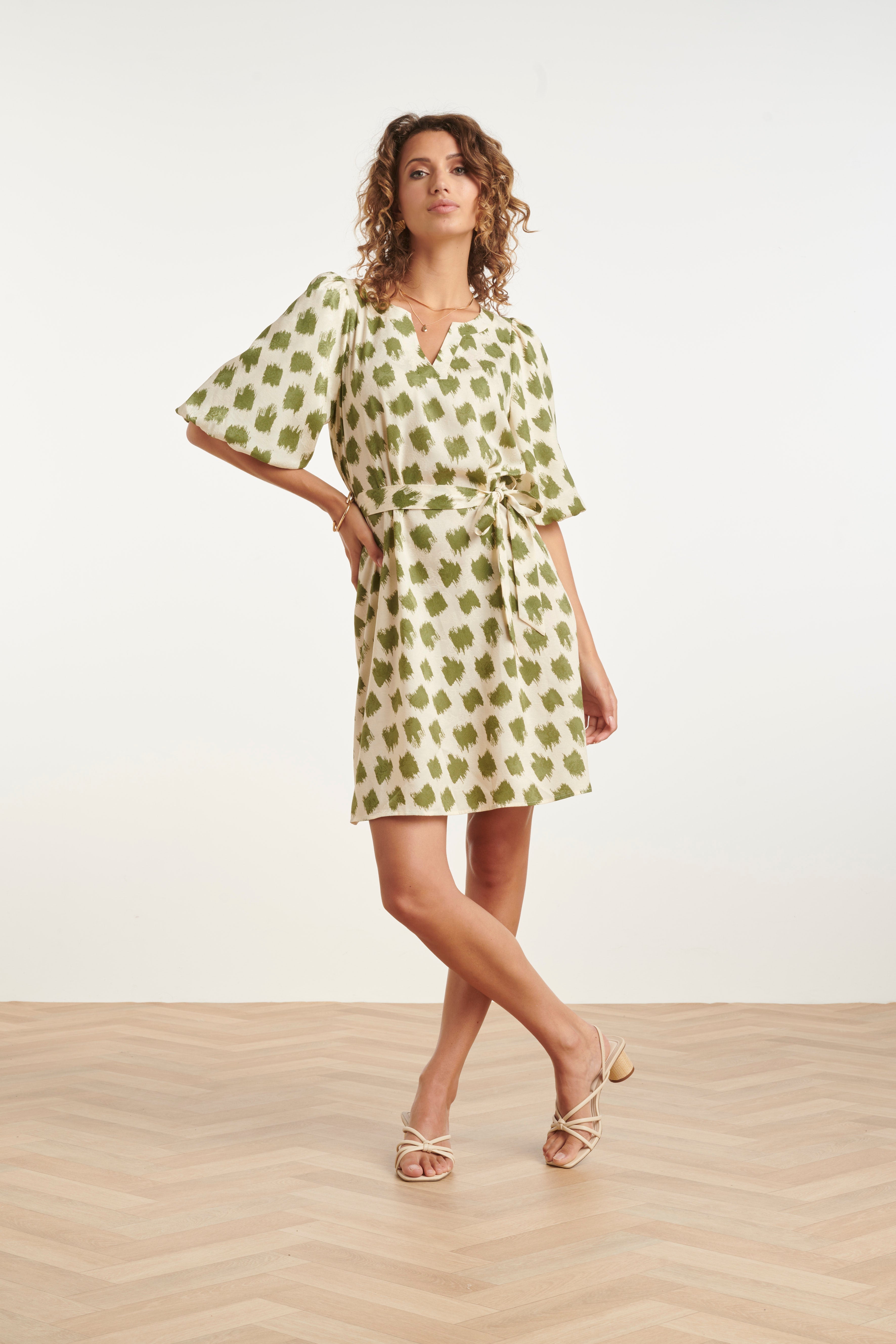 Robe avec imprimé animalier abstrait vert et ceinture | Vert armée - Blanc cassé