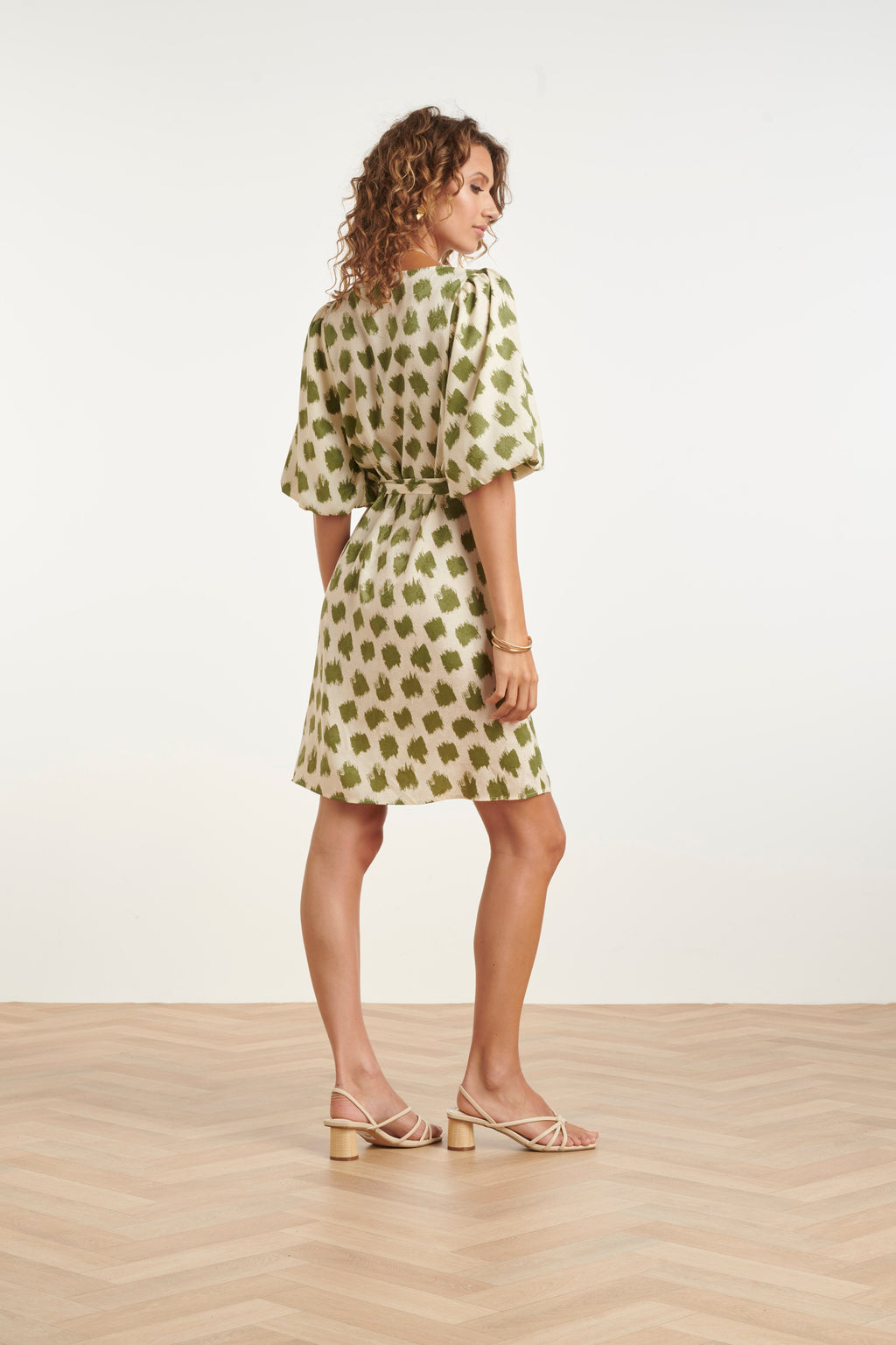 Robe avec imprimé animalier abstrait vert et ceinture | Vert armée - Blanc cassé