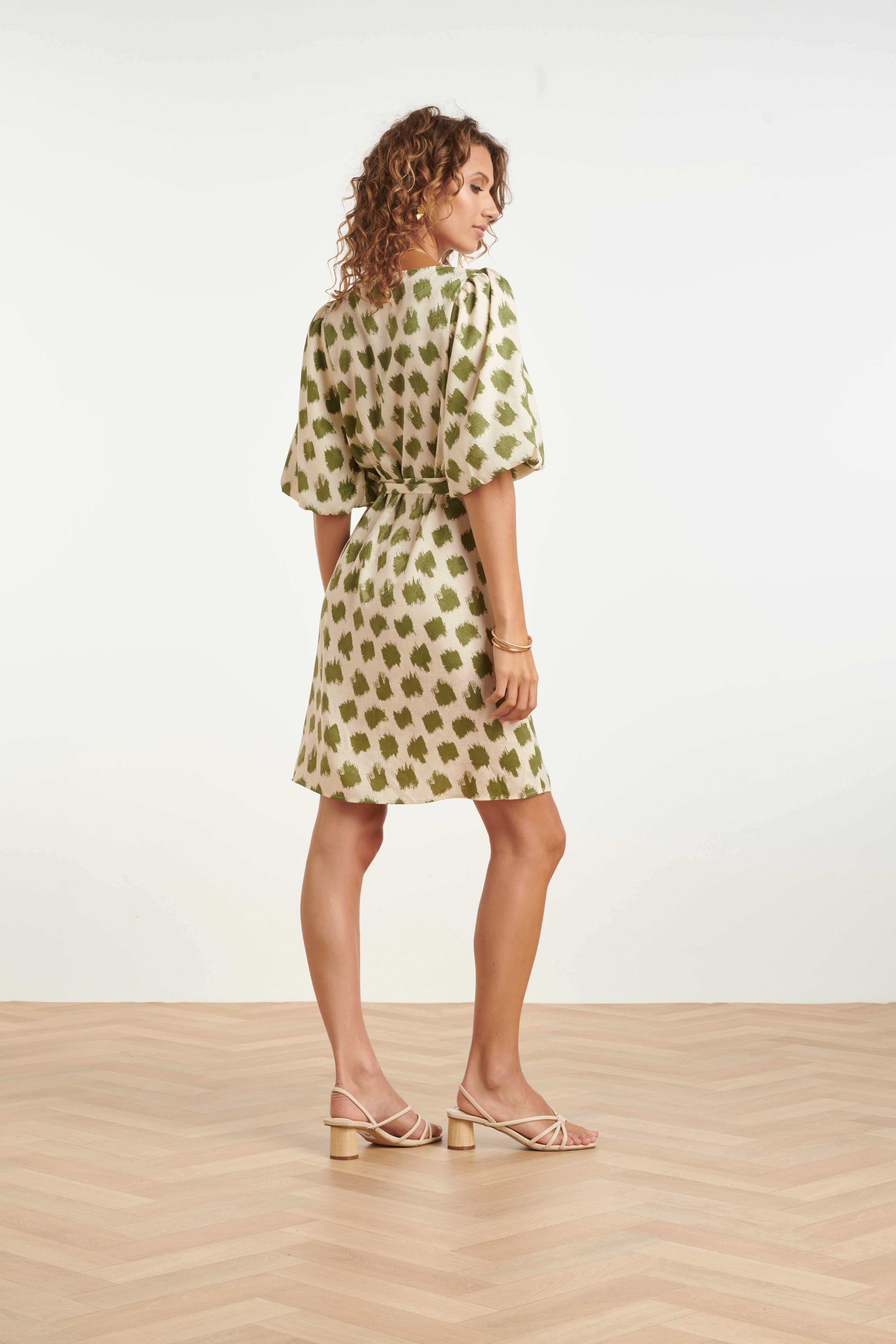 Robe avec imprimé animalier abstrait vert et ceinture | Vert armée - Blanc cassé