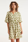 Robe avec imprimé animalier abstrait vert et ceinture | Vert armée - Blanc cassé