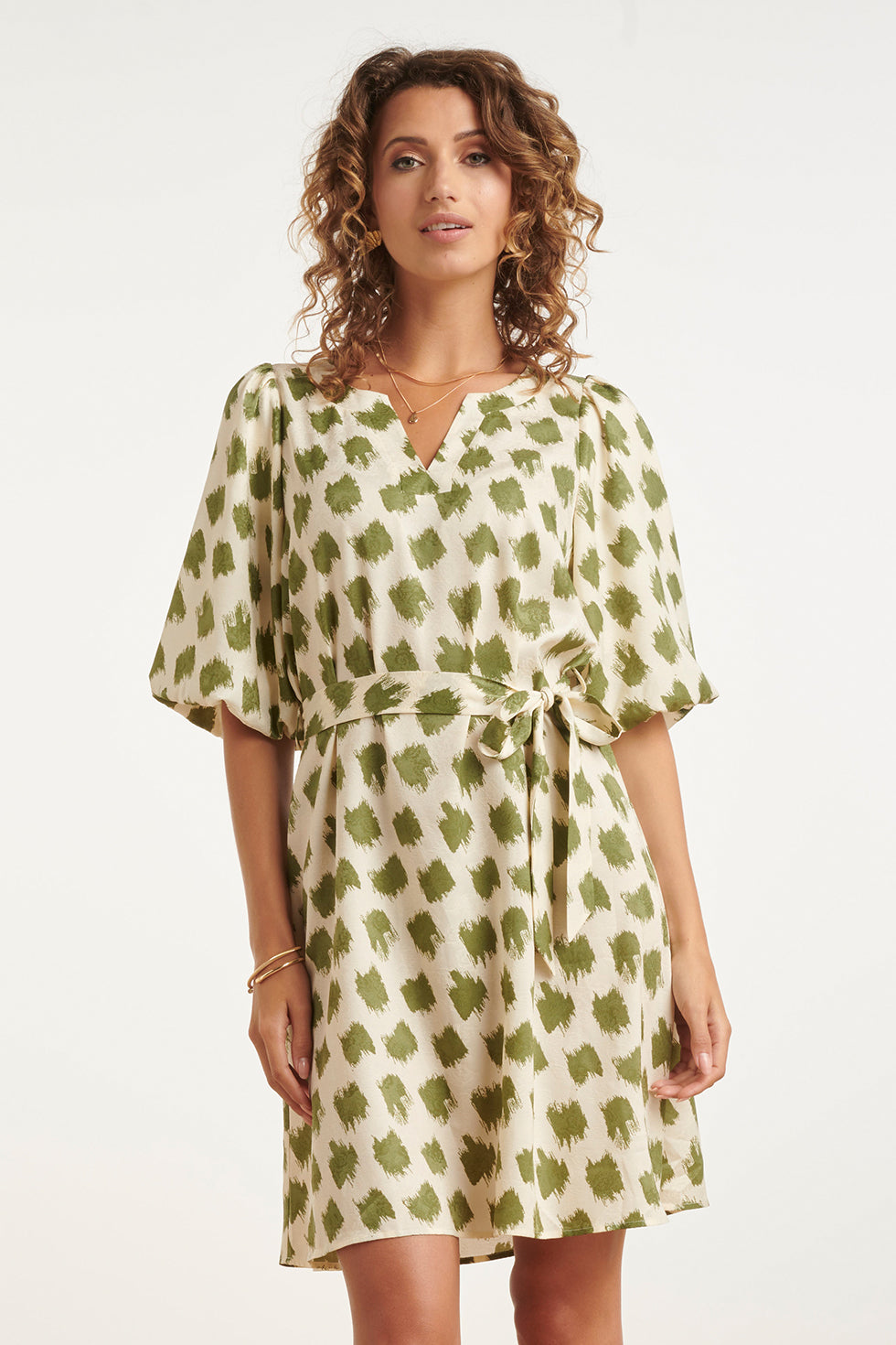 Robe avec imprimé animalier abstrait vert et ceinture | Vert armée - Blanc cassé