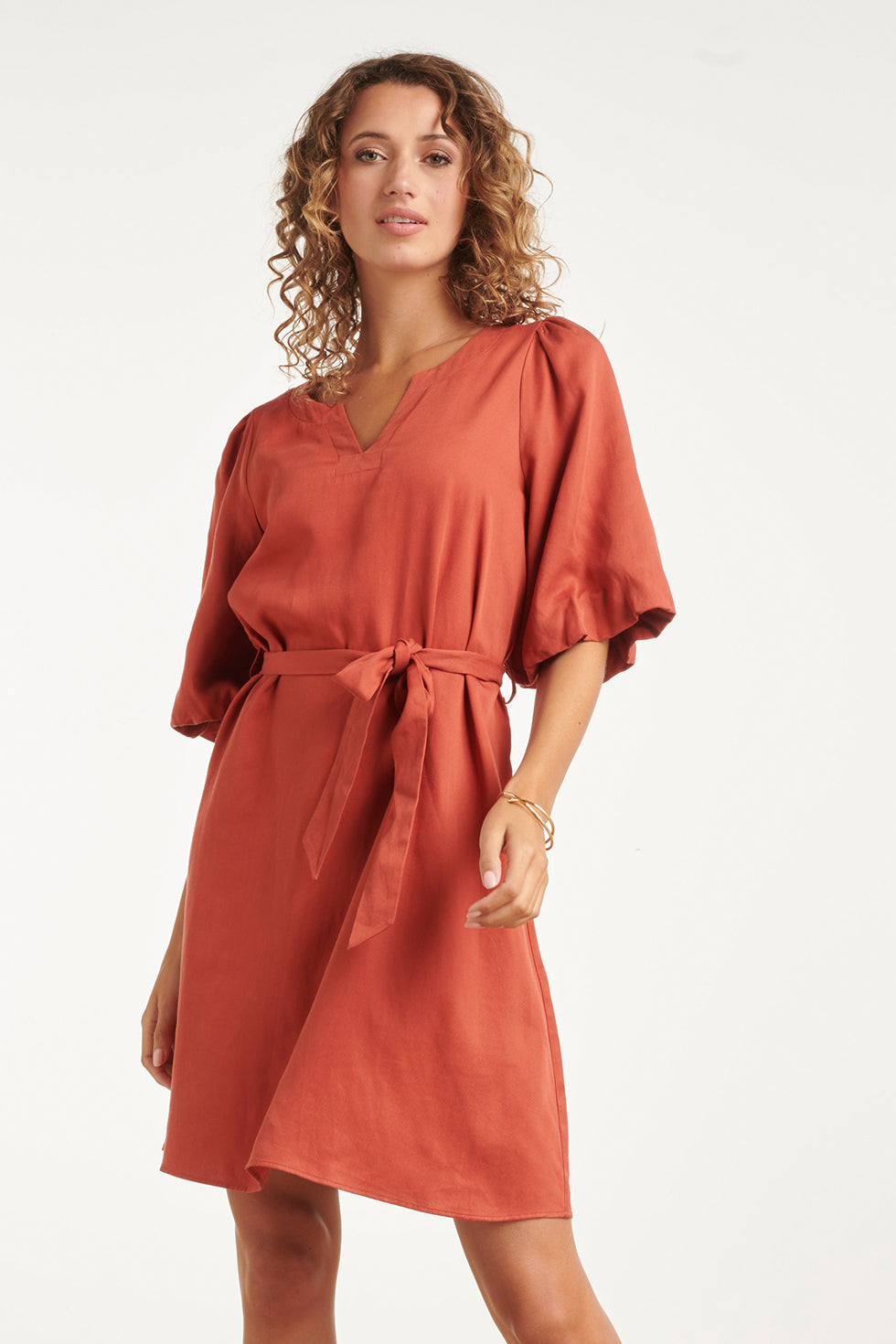Robe élégante unie avec ceinture à nouer | Brique